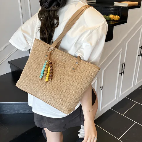 Damen Mode Regenbogen Gestreift Gewebte Tragetasche Große Kapazität Strand Stroh Stil Schultertasche Mit Lederriemen Blumenanhänger