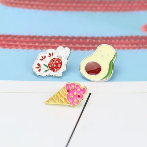 Cartoon Emaille Brosche Pins Legierung Avocado Eiscreme Marienkäfer Vogel Revers Pin Für Rucksack Kleidung Damen Kinder Schmuck Geschenk