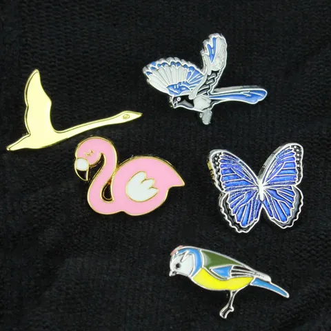 Lindos Pines de Esmalte de Animales Aleación de Zinc Aceite de Goteo Broche Flamenco Mariposa Pájaro Cisne Joyería de Mochila