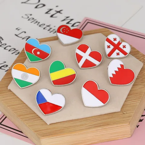 Herzform Nationalflagge Emaille Brosche Pin Welt Land Abzeichen Zinklegierung Tropföl Schmuck Für Taschen Damen Herren Kinder Geschenk
