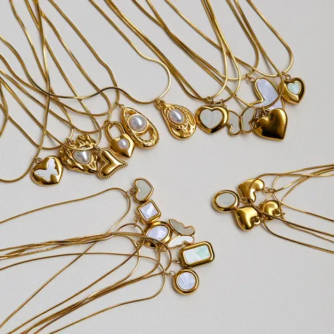 Collana con Pendente a Cuore e Farfalla in Acciaio Inossidabile Placcato Oro Madreperla Perla Artificial Catena a Serpente Gioielli Donna