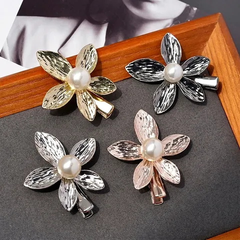 Eleganter Blumen Entenschnabel Haarclip Mit Künstliche Perle Gehämmertem Textur Legierung Haarnadel Für Damen Täglich Elegante Haaraccessoires