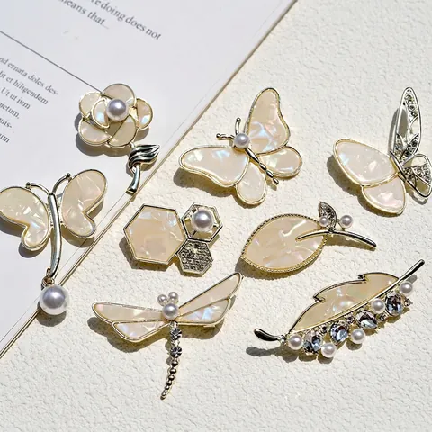 Elegant Shell Butterfly Flower Brooches For Women Gold Plated Alloy Artificial Pearl Rhinestone Pin For Suits Shirt Accessory