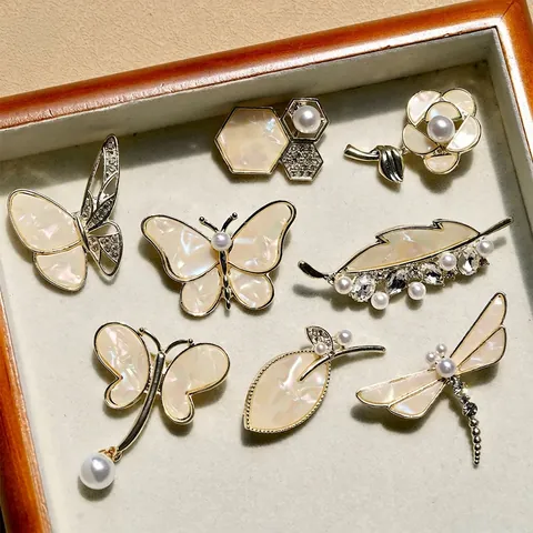 Elegant Shell Butterfly Flower Brooches For Women Gold Plated Alloy Artificial Pearl Rhinestone Pin For Suits Shirt Accessory