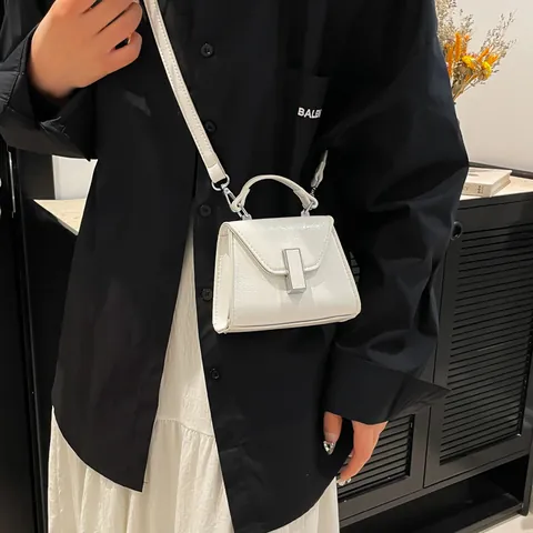 Damen Minimalistische PU-Leder Mini-Handtasche Mit Glanz-Metallverschluss Abnehmbarem Umhängeriemen Tägliche Pendler-Quadrat-Tasche