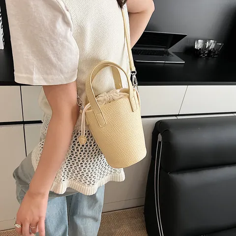 Vintage PU Leder Beuteltasche Für Damen Minimalistische Handtasche Mit Kieselmaserung Kordelzug Große Kapazität Umhängetasche