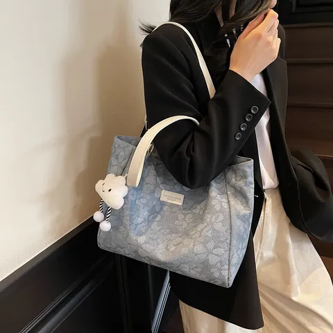 Große Damen Tote Bag Jacquard Blumenmuster PU Ledergriff Schultertasche Mit Süßem Wolkenanhänger Accessoire