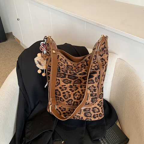 Damen Große Kapazität Leopardenmuster Tragetasche Urban Schlicht PU Leder Schultertasche Mit Plüschanhänger Hobo Tasche Alltag