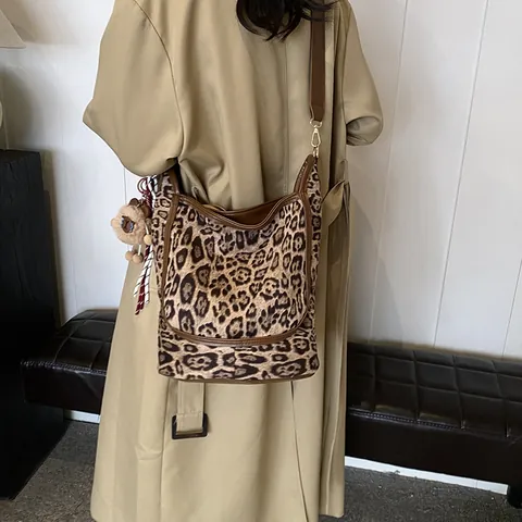 Damen Große Kapazität Leopardenmuster Tragetasche Urban Schlicht PU Leder Schultertasche Mit Plüschanhänger Hobo Tasche Alltag