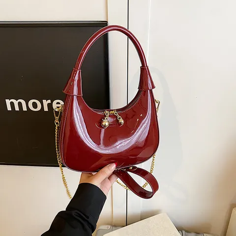 Borsa Hobo Donna Retro in Pelle PU Lucida a Mezzaluna Con Tracolla a Catena Dorata Minimalista Urbana Sottobraccio Cerniera