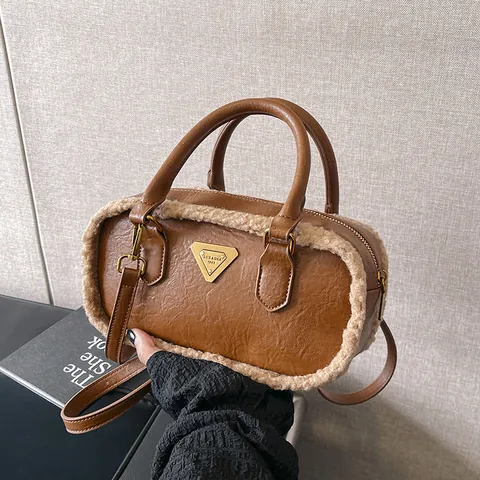 Vintage Plüsch-Patchwork Boston-Tasche für Damen PU-Leder Umhängetasche mit Bärenanhänger Dreiecksabzeichen Dekor