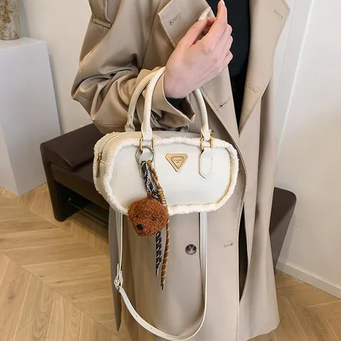 Vintage Plüsch-Patchwork Boston-Tasche für Damen PU-Leder Umhängetasche mit Bärenanhänger Dreiecksabzeichen Dekor
