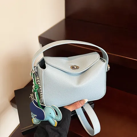 Borsa a Spalla da Donna in Pelle PU con Motivo Litchi e Ciondolo a Elefante Borsa a Mezzaluna Minimalista per il Lavoro