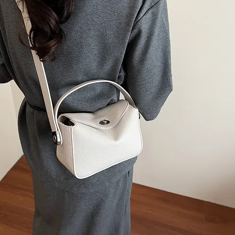 Borsa a Spalla da Donna in Pelle PU con Motivo Litchi e Ciondolo a Elefante Borsa a Mezzaluna Minimalista per il Lavoro