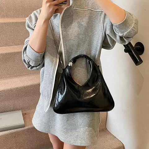 Bolso de Mano y Cartera de Piel PU con Textura Arrugada de Color Sólido para Mujer Decoración de Bola Metálica Bandouliera