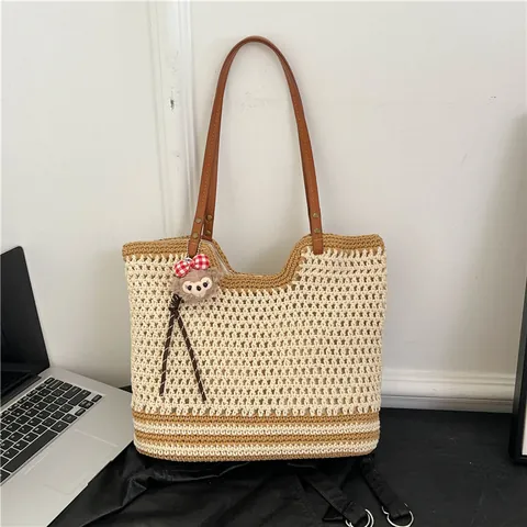 Borsa Tote in Paglia Intrecciata di Grande Capacità per Donna Estate Spiaggia Vacanza Borsa a Tracolla Con Ciondolo in Peluche e Cinturini in Pelle PU