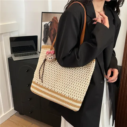 Borsa Tote in Paglia Intrecciata di Grande Capacità per Donna Estate Spiaggia Vacanza Borsa a Tracolla Con Ciondolo in Peluche e Cinturini in Pelle PU