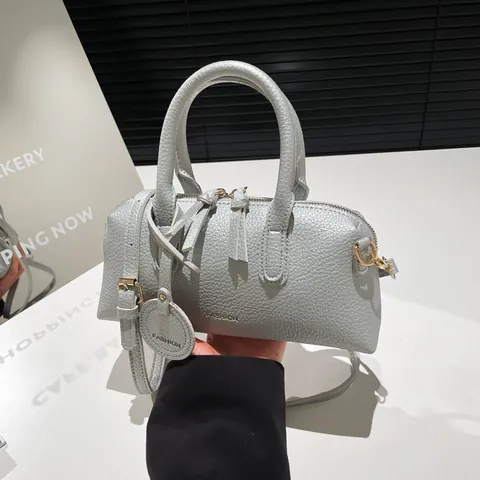 Sac Boston Femme à la Mode en Cuir PU Grainé Lychee Simple Sac à Bandoulière avec Sangle Réglable et Étiquette Ronde