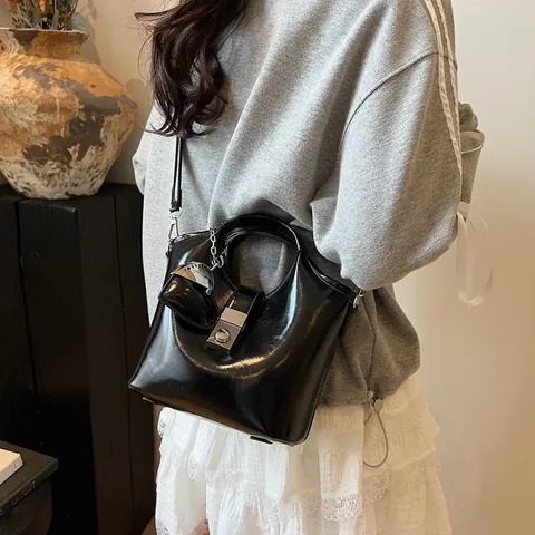 Bolso de Cubo para Mujer de Cuero PU Minimalista y Pochette Bolso de Mano Con Colgante de Corazón Cierre de Metal Bolso Bandolera Diario