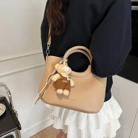Dames Litchi Patroon PU Leren Handtas Met Gevlochten Handvat Retro Kleine Beer Hanger Schoudertas Crossbody Tote Emmertas