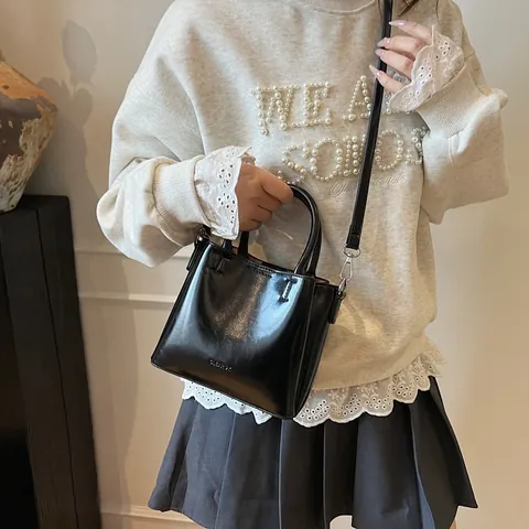 Sac Fourre-tout pour Femme en Cuir PU Mode Coréenne Avec Pendentif Ours en Peluche Sac à Épaule Bandoulière Seau Petit Sac Carré