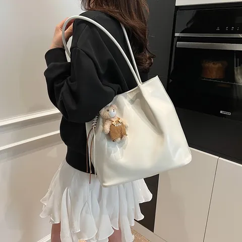 Bolso Tote de Cuero PU Brillante para Mujer Gran Capacidad Bolso de Hombro para Axila Minimalista Urbano de Viaje Con Colgante de Oso