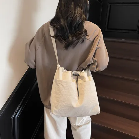 Große Kapazität Nylon Kordelzug Falten Umhängetasche Lässige Umhängetasche Eimer Tasche Für Reisen Freizeit Damen Verschleißfeste Handtasche