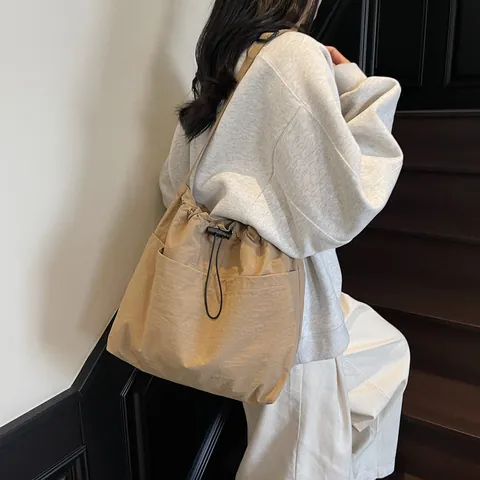 Große Kapazität Nylon Kordelzug Falten Umhängetasche Lässige Umhängetasche Eimer Tasche Für Reisen Freizeit Damen Verschleißfeste Handtasche