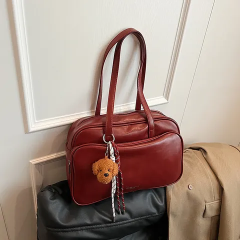 Sac à Épaule Boston pour Femmes en Cuir PU Grande Capacité Vintage Navetteur Sac Sous le Bras Avec Pendentif Chien pour Voyage Décontracté