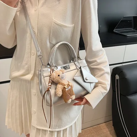 Sac à Main Vintage en Cuir PU pour Femmes Grande Capacité Carré Sac à Épaule Bandoulière Avec Pendentif Ours et Sous-Sac Sacoche de Navettage
