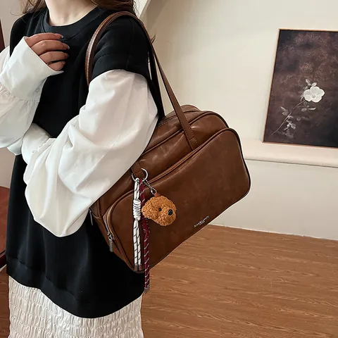 Sac à Épaule Boston pour Femmes en Cuir PU Grande Capacité Vintage Navetteur Sac Sous le Bras Avec Pendentif Chien pour Voyage Décontracté