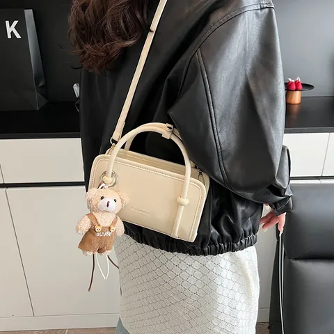 Mode Femme Sac à Main en Cuir PU Couleur Unie Minimaliste Coréen Carré Sac à Épaule Avec Pendentif Ours en Peluche Mignon