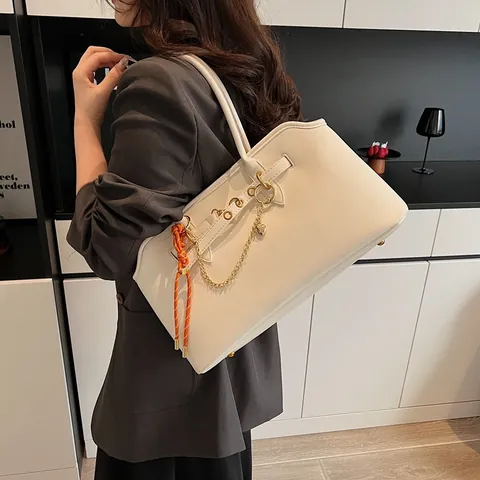 Sac Sous le Bras en Cuir PU Grande Capacité Pour Femme Avec Chaîne Dorée Pendentif Coeur Corde Tressée Orange Sac à Épaule Mode Bureau Trajet Tote