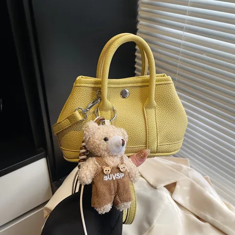 Sac à Main pour Femme en Cuir PU Grainé Litchi Petit Sac Carré Bandoulière Avec Ours en Peluche pour Voyage Quotidien