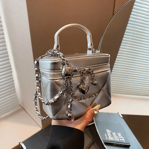 Damen Gesteppt Diamant Quadrat Handtasche Mit Silberner Kette Herzanhänger Elegant Crossbody Kosmetiktasche PU Leder