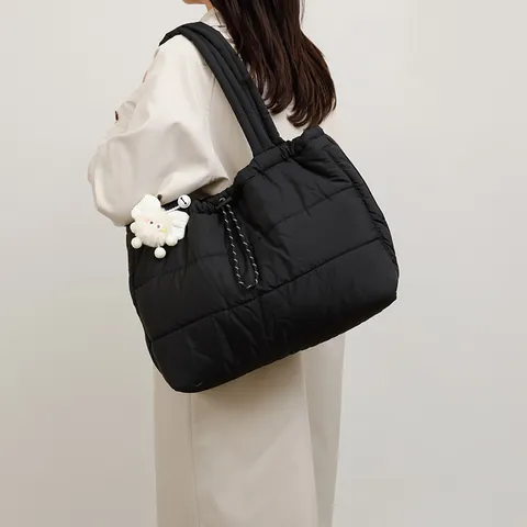 Sac Fourre-Tout Matelassé pour Femmes Grande Capacité Nylon Imperméable Sac à Épaule Avec Pendentif Peluche Cordon