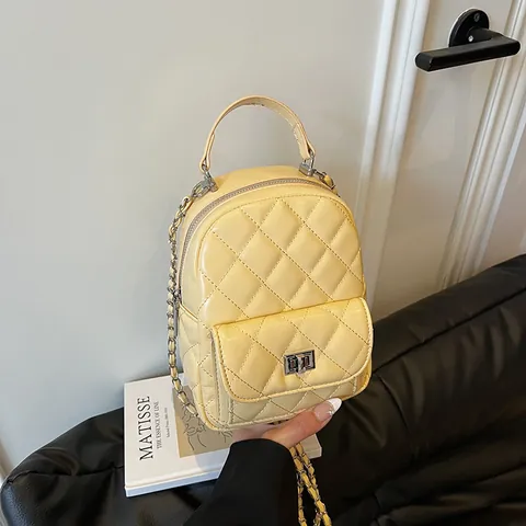 Mochila Acolchada Mini para Mujer Cuero de PU Patrón de Diamantes Con Cadena de Metal y Cierre de Giro Bolso de Viaje Pequeño