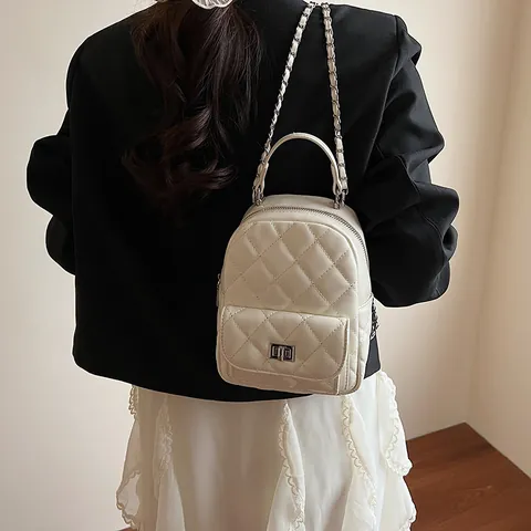 Mochila Acolchada Mini para Mujer Cuero de PU Patrón de Diamantes Con Cadena de Metal y Cierre de Giro Bolso de Viaje Pequeño