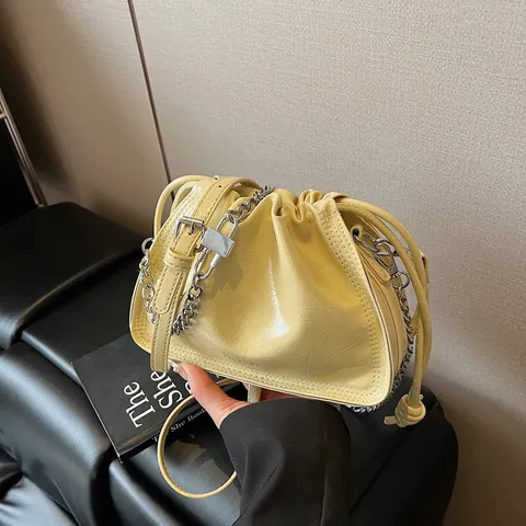 Damen Mode Glänzendes PU Leder Kordelzug Cloud Bag Mit Silberner Kette Plissierte Schulter Umhängetasche Trendige Bucket Handtasche