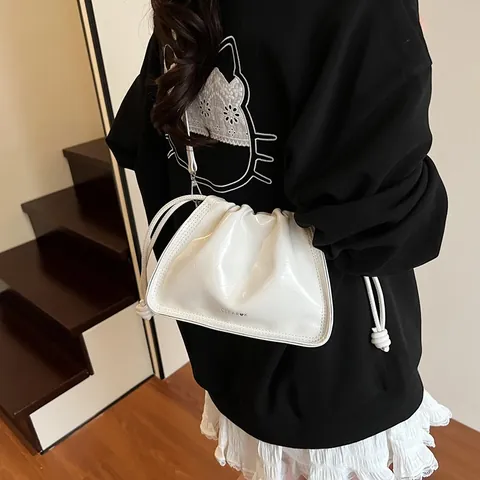 Damen Mode Glänzendes PU Leder Kordelzug Cloud Bag Mit Silberner Kette Plissierte Schulter Umhängetasche Trendige Bucket Handtasche