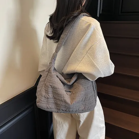 Lässige Gesteppte Nylon Umhängetasche Mit Großer Kapazität Wellenmuster Leichte Cloud Tote Crossbody Bag Fashion Handtasche
