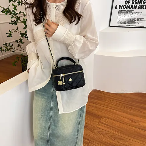 Damen Gesteppte Mini-Kosmetiktasche Mit Rautenmuster Und Rosenanhänger Goldene Metallkette Umhängetasche Modische Handtasche