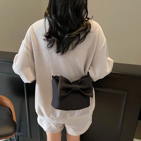 Borsa a Tracolla Dolce con Grande Fiocco da Donna in Tessuto Effetto Satin con Tracolla a Catena Argento Borsa da Sera alla Moda
