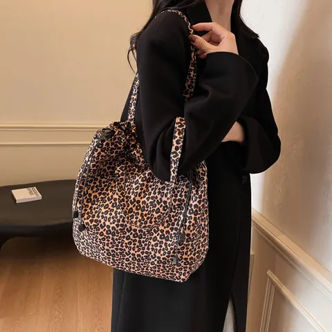 Sac Fourre-tout en Nylon Imprimé Léopard pour Femme Grande Capacité Sac à Épaule à Cordon Rétro Décontracté Navette Sac à Main Quotidien