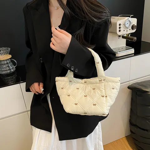 Borsa a Secchiello Puffer da Donna Trapuntata a Rombi Ricamo a Fiocco in Nylon Borsa a Tracolla Carina Con Ciondolo Cartoon