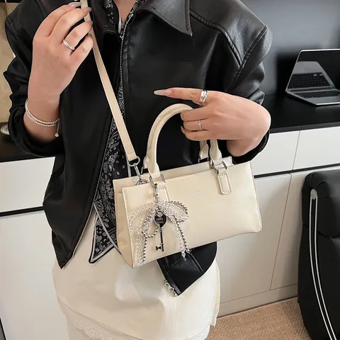 Sac à Main en Cuir PU pour Femmes Grande Capacité Couleur Unie Sac à Épaule Bandoulière Sous le Bras Avec Pendentif Nœud pour Travail
