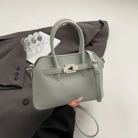 Bolso de Concha Minimalista de Mujer en Cuero PU con Grano de Lichi Bolso de Mano con Colgante de Corazón Bandolera