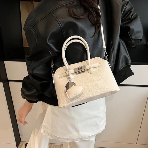 Bolso de Concha Minimalista de Mujer en Cuero PU con Grano de Lichi Bolso de Mano con Colgante de Corazón Bandolera