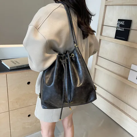 Sac à Dos Seau en Cuir PU Vintage pour Femmes Grande Capacité Sac à Bandoulière Polyvalent Style Coréen Sac de Voyage