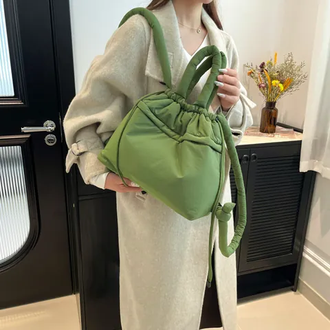 Borsa Tote da Donna in Nylon Trapuntato ad Alta Capacità Zaino Casual Soffice Coulisse Borsa a Spalla Leggera e Versatile